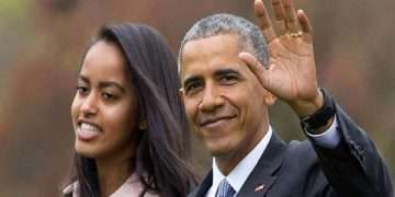 যে কারণে বাবার পদবি মুছে ফেললেন