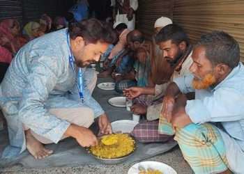 তৃপ্তি ভরে খিচুড়ি-মাংস খায় মানুষ
