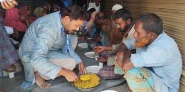 তৃপ্তি ভরে খিচুড়ি-মাংস খায় মানুষ