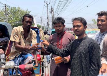 শ্রমজীবীদের পাশে এক ঝাঁক তরুণ