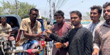 শ্রমজীবীদের পাশে এক ঝাঁক তরুণ