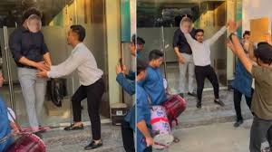 ঢোল বাজিয়ে, নাচানাচি করে চাকরি ছাড়লেন