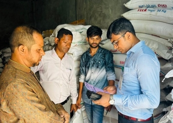 গাজীপুরে জব্দ করা অবৈধ চিনি গেল এতিমখানায়