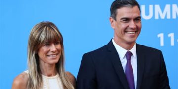 স্ত্রীর কারণে প্রচণ্ড চাপে স্পেনের প্রধানমন্ত্রী