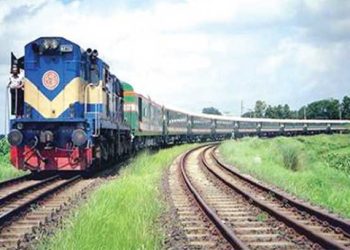 গতি কমিয়ে ট্রেন চলাচলের নির্দেশ