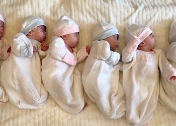 আনন্দে আত্মহারা মা-বাবা