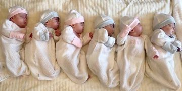 আনন্দে আত্মহারা মা-বাবা