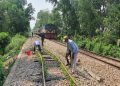 তীব্র গরমে বেঁকে যাচ্ছে রেললাইন