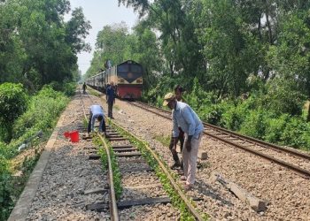 তীব্র গরমে বেঁকে যাচ্ছে রেললাইন
