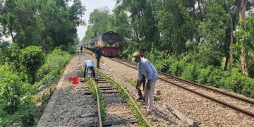 তীব্র গরমে বেঁকে যাচ্ছে রেললাইন