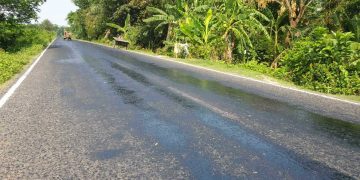 তাপপ্রবাহে রাস্তার পিচ গলে চাকায় লেগে যাচ্ছে