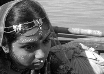 পাশের বাড়ির মেয়ে থেকে মিষ্টি মেয়ে