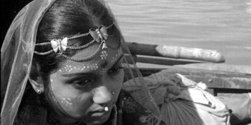 পাশের বাড়ির মেয়ে থেকে মিষ্টি মেয়ে