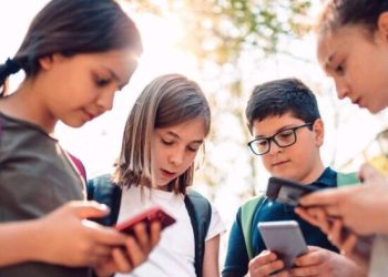 শিশুদের হাতে স্মার্টফোন নয়: যুক্তরাজ্যের শিক্ষা মন্ত্রী