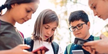 শিশুদের হাতে স্মার্টফোন নয়: যুক্তরাজ্যের শিক্ষা মন্ত্রী