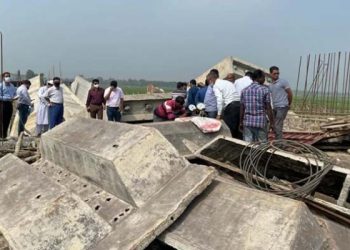 বাতাসের ধাক্কায় ভেঙে পড়ল কোটি টাকার সেতু