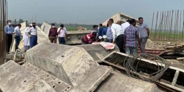 বাতাসের ধাক্কায় ভেঙে পড়ল কোটি টাকার সেতু