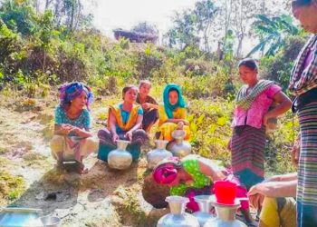 তীব্র তাপদাহে শুকিয়ে গেছে খাবার পানির উৎস