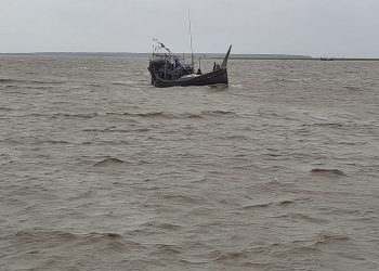 ঢেউয়ের কবলে জাহাজডুবি, ১২ নাবিক ভাসছেন সাগরে