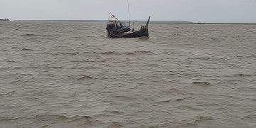 ঢেউয়ের কবলে জাহাজডুবি, ১২ নাবিক ভাসছেন সাগরে