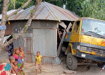 মাটিবোঝাই ট্রাক ঢুকে পড়ল ঘরে