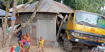 মাটিবোঝাই ট্রাক ঢুকে পড়ল ঘরে