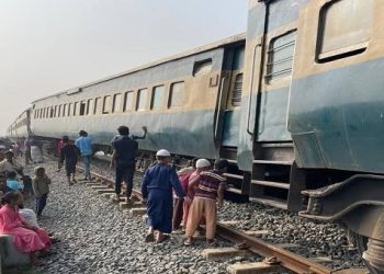 ঈশ্বরদীতে বগি লাইনচ্যুত