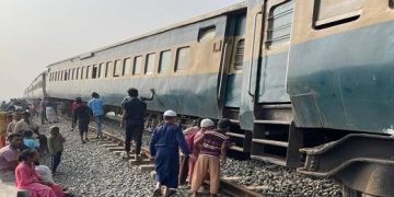 ঈশ্বরদীতে বগি লাইনচ্যুত