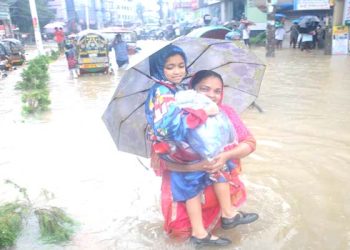ভারী বর্ষণে কোমর পানিতে ডুবেছে চট্টগ্রাম