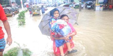 ভারী বর্ষণে কোমর পানিতে ডুবেছে চট্টগ্রাম