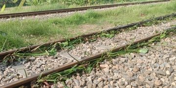 অল্পের জন্য বড় দুর্ঘটনা থেকে বাঁচল কালনী এক্সপ্রেস 