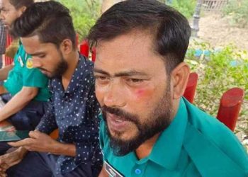 বাইকের কাগজপত্র দেখতে চাওয়ায় দুই পুলিশকে মারধর