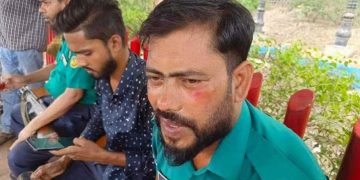 বাইকের কাগজপত্র দেখতে চাওয়ায় দুই পুলিশকে মারধর