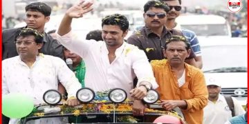 নির্বাচনী প্রচারে গিয়ে অল্পের জন্য প্রাণে বাঁচলেন দেব