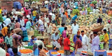 কাঁচাবাজারে চাঁদাবাজিতে নিত্যপণ্যের দাম বাড়ছে