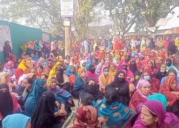 কারখানা বন্ধ ঘোষণায় শ্রমিক বিক্ষোভ