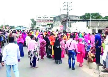 গাজীপুরে পোশাক শ্রমিকদের সড়ক অবরোধ