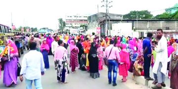গাজীপুরে পোশাক শ্রমিকদের সড়ক অবরোধ