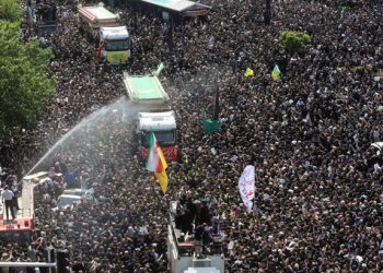 লাখো শোকার্ত ইরানির ভিড়