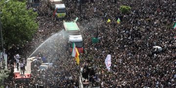 লাখো শোকার্ত ইরানির ভিড়