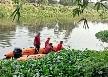 ডুবুরি নেমেছে সেই খালে