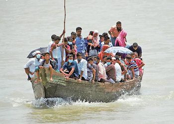 মেঘনায় নিষিদ্ধ নৌযানে পারাপার