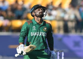 টপ অর্ডার যেন তাসের ঘর