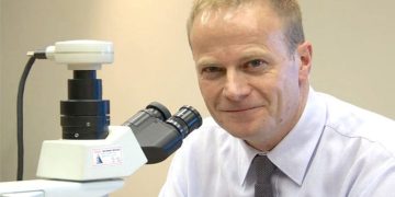 নিজের উদ্ভাবিত চিকিৎসায় ক্যানসার থেকে সেরে উঠলেন চিকিৎসক