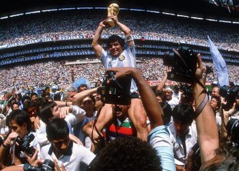 ম্যারাডোনার চুরি হওয়া ‘গোল্ডেন বল’ নিলামে