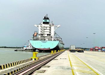 নোঙর করল প্রথম বাণিজ্যিক জাহাজ