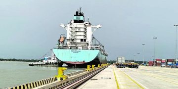 নোঙর করল প্রথম বাণিজ্যিক জাহাজ