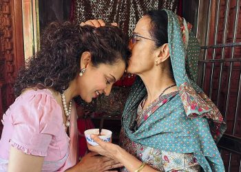 মাঠে নেমেই ছক্কা হাঁকালেন কঙ্গনা