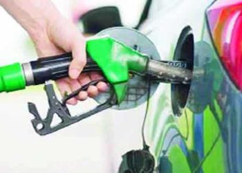 তেলের দাম বিশ্ববাজারে কমলেও বাংলাদেশে বাড়ল কেন?