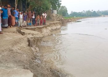 শেরপুরের দশানী নদীর ভাঙ্গনে নদীগর্ভে বিলীন হচ্ছে বাড়ি-ঘর